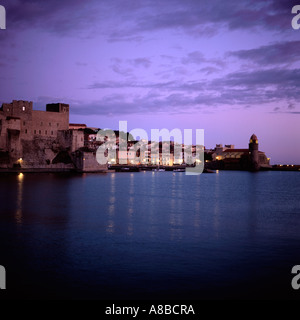 Königliche Schloss und Kirche Notre Dame des Anges in der Morgendämmerung Collioure Pyrenäen-Orientalen Languedoc-Roussillion Frankreich Stockfoto