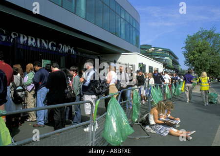 Warteschlangen für All England Wimbledon Lawn Tennis Championships. Juli 2006 Stockfoto