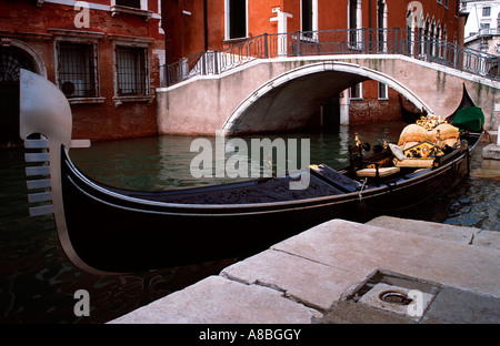 Gondel vertäut im ruhigen Kanal Lage, Venedig, Italien Stockfoto