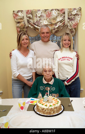 Senioren weiblich feiert 85 Geburtstag mit Kuchen Eis Familie und party Stockfoto