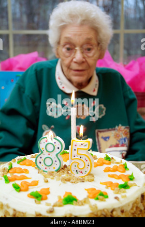 Senioren weiblich feiert 85 Geburtstag mit Kuchen Eis Familie und party Stockfoto