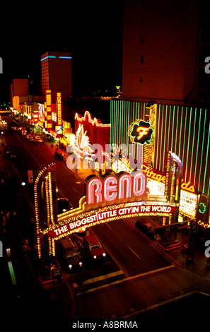 Nevada Reno Schild an Virginia Street downtown in der Nacht darauf hingewiesen Stockfoto