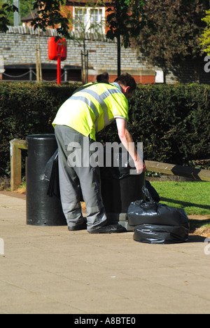 England-Arbeiter bin und ersetzt mit einer neuen Plastiksack voller Müll Sack entfernen Stockfoto