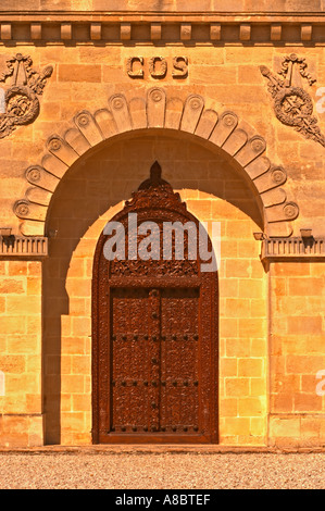 Die Eingangstür zum aufwendig dekorierten Weingut bei Cos Estournel im orientalischen Stil, St. St. Estephe, Medoc, Bordeaux Stockfoto