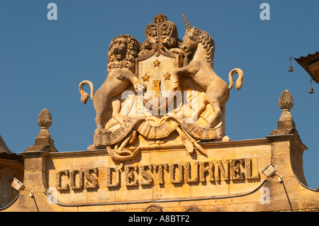 Der Eingang Portikus, die kunstvoll verzierten Weingut mit Text und Wappen zeigt einen Turm, ein Löwe, ein Pferd bei Cos Estournel im orientalischen Stil, St. St. Estephe, Medoc, Bordeaux Stockfoto