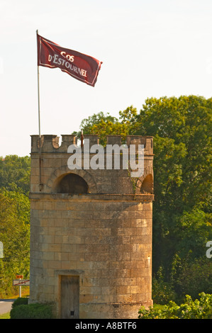 Ein Turm im Weinberg am Chateau Cos Estournel mit einer Flagge mit dem Namen des Schlosses Stockfoto