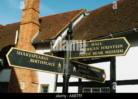 Stratford-upon-Avon Finger Post in Richtung verschiedene Attraktionen wie Shakespeare Geburtshaus amerikanischen Brunnen Stockfoto