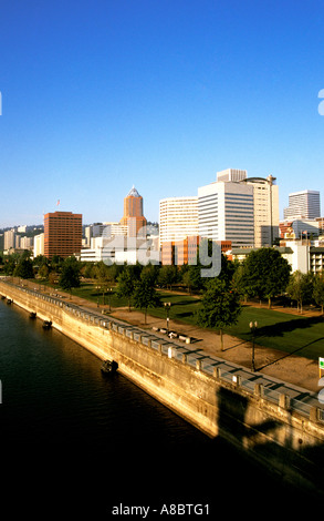 Oregon-Portland-Skyline von Morrison Bridge Stockfoto