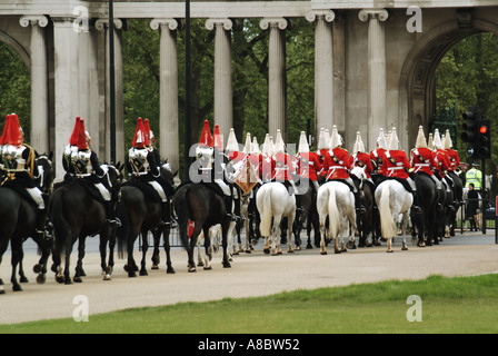 Hyde Park Corner Schwadronen der Haushalt Kavallerie montiert Regiment The Life Guards The Blues and Royals Stockfoto