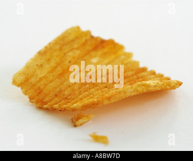 Einfach Bild von gefältelt Kartoffelchips auf weißem Hintergrund geeignet zur Herstellung von Ausschnitt für Verpackungen Stockfoto