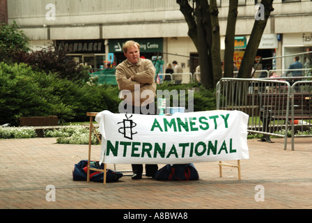 England Amnesty International Fundraising Tonhöhe beim Einkauf High Street für die internationale Menschenrechtsorganisation Stockfoto