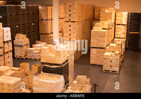 Das Weingut, Lagerfläche für Flaschenweine in Holzkisten und Karton Kartons - Chateau Baron Pichon Longueville, Pauillac, Medoc, Bordeaux, Grand Cru Stockfoto