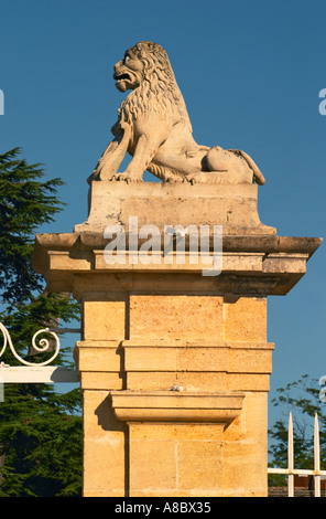 Das Eingangstor zum Chateau Beychevelle in Saint Julien. Löwen-Statue auf dem Tor-Pfosten. Stockfoto