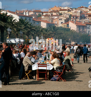 Mittagessen am Strand am Fête des Vendanges Banyuls-Sur-Mer Pyrenäen-Orientalen Languedoc-Roussillion Frankreich Stockfoto