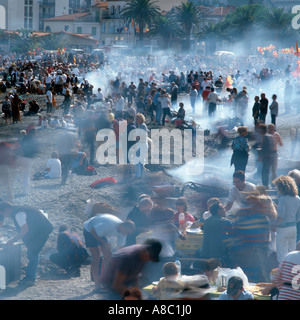 Grillen am Strand von Fête des Vendanges Banyuls-Sur-Mer Pyrenäen-Orientalen Languedoc-Roussillion Frankreich Stockfoto