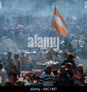 Grillen am Strand von Fête des Vendanges Banyuls-Sur-Mer Pyrenäen-Orientalen Languedoc-Roussillion Frankreich Stockfoto