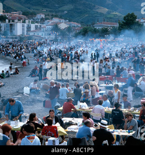 Grillen am Strand von Fête des Vendanges Banyuls-Sur-Mer Pyrenäen-Orientalen Languedoc-Roussillion Frankreich Stockfoto