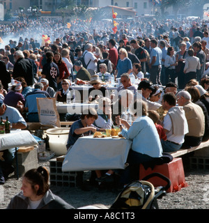 Grillen am Strand von Fête des Vendanges Banyuls-Sur-Mer Pyrenäen-Orientalen Languedoc-Roussillion Frankreich Stockfoto