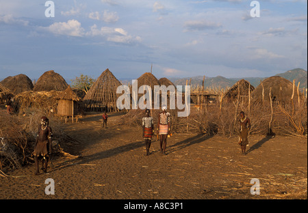 Karo-Männer mit Körper Malerei, nieder, South Omo-Tal, Äthiopien Stockfoto