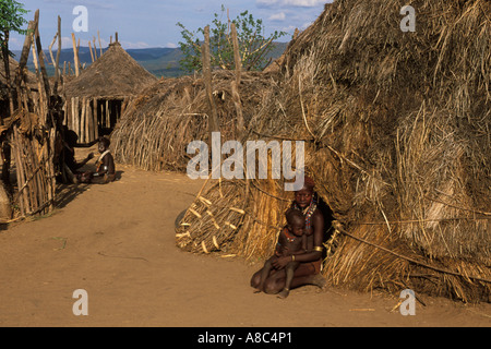 Karo Dorf nieder, South Omo-Tal, Äthiopien Stockfoto