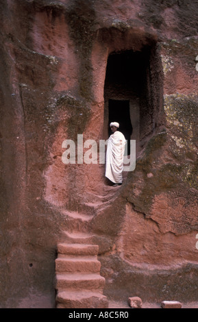 Priester stehen im Innenhof des Bet Emanuel Fels gehauene Kirche, Lalibela, Äthiopien Stockfoto