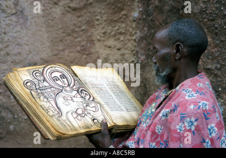 Priester lesen eine 800 Jahre alte Bibel, Bibilla Chirkos Fels gehauenen Kloster außerhalb Lalibela, Äthiopien Stockfoto