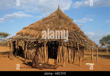 Hamer Girl vor der Hütte, Turmi, South Omo-Tal, Äthiopien Stockfoto