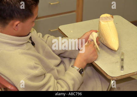 Student mit 14 Jahren Carving hölzernen Vogel in Kunst Schulklasse. Golden Valley, Minnesota USA Stockfoto