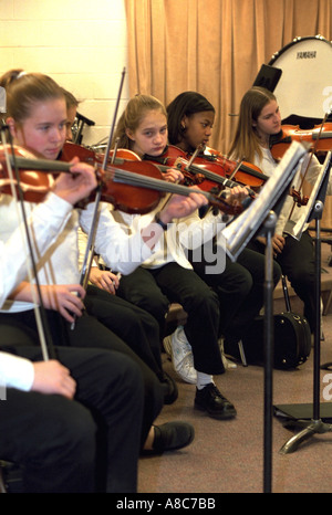 Orchestermitglieder Alter 14 Proben für schulische Leistungen. Golden Valley, Minnesota USA Stockfoto