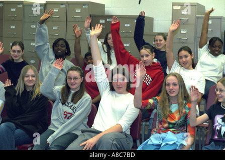 Jugendlichen Studenten Hände erhebend, während hohe Jugendklasse im Alter von 15 Jahren. Golden Valley, Minnesota USA Stockfoto