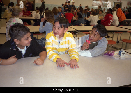 13 Jahren Freunde sprechen während der Mittagspause. Golden Valley, Minnesota USA Stockfoto