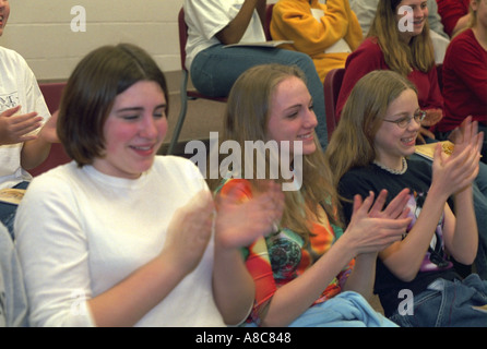 15 Jahre Schüler während des Unterrichts an der Junior High School klatschte. Golden Valley, Minnesota USA Stockfoto