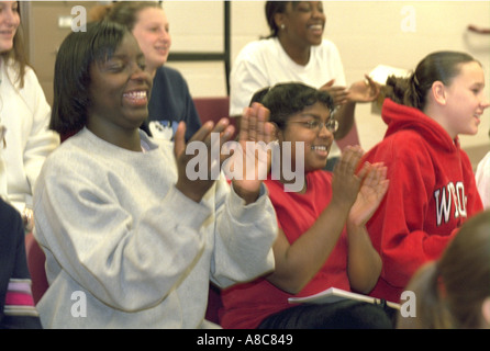 15 Jahre schwarze Studenten Händeklatschen während des Unterrichts an der Junior High School. Golden Valley, Minnesota USA Stockfoto