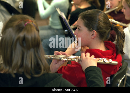 Flötenspieler auf Schule Orchesterprobe mit 14 Jahren üben. Golden Valley, Minnesota USA Stockfoto