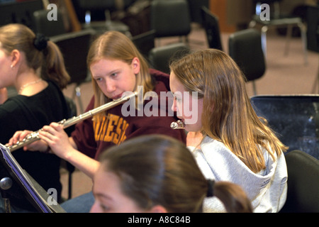 Flötenspieler auf Schule Orchesterprobe mit 14 Jahren üben. Golden Valley, Minnesota USA Stockfoto