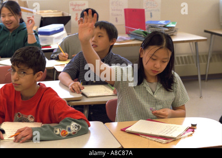Schüler: 12 in ESL Klassenzimmer hob ihre Hand. Golden Valley, Minnesota USA Stockfoto