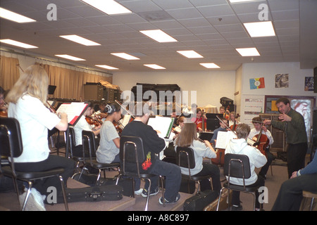 Schule, Orchester Proben für Schule Leistung Alter von 14 Jahren. Golden Valley, Minnesota USA Stockfoto