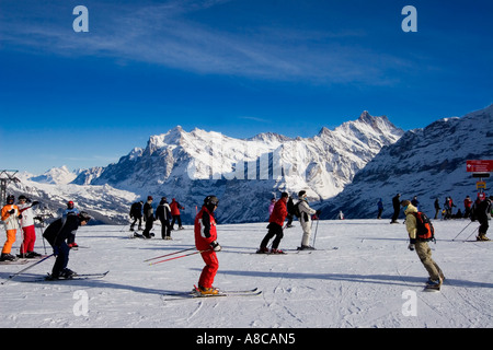 Schweiz Berner Alpen Mount Maennlichen Skifahren und Snowboarden Piste Beautifil Blick zum Mount Eiger Moench Jungfrau Stockfoto