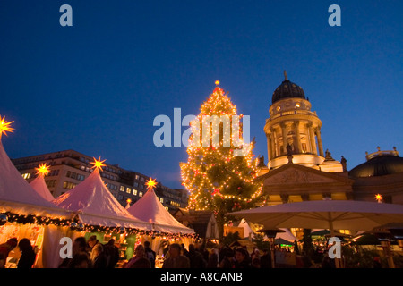 Berlin Gendarmenmarkt Weihnachtsmarkt vor Konzert Haus deutsche Dome Weihnachtsbaum Stockfoto