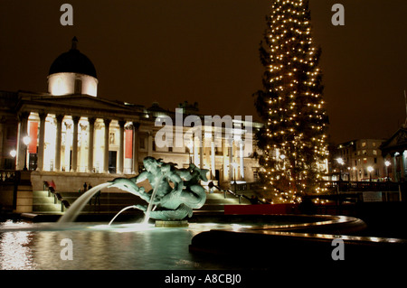 Brunnen am Trafalgar Square National Gallery London England in der Nacht Stockfoto