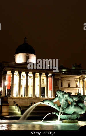 Brunnen am Trafalgar Square National Gallery London England in der Nacht Stockfoto