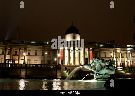 Brunnen am Trafalgar Square National Gallery London England in der Nacht Stockfoto