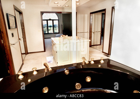 PITTSBURGH PA, USA Whirlpool Badewanne in kundenspezifischem großen Badezimmer Einfamilienhaus, Neubauten Häuser, Badezimmer Cottage Interiors Stockfoto