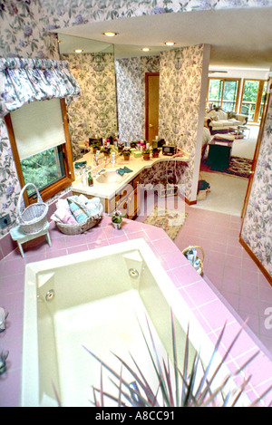 Medford, NJ, USA, amerikanische Whirlpool-Wanne in Custom Luxury Interiors Master Badezimmer 'Showcase Home' Innendesign, Haus, 1980er Jahre Haushaltsbäder, Stockfoto