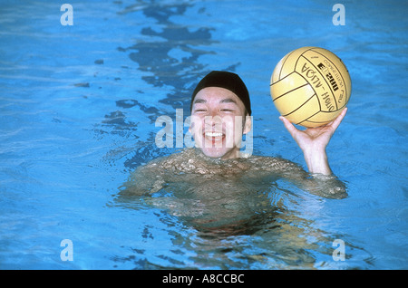 Sport in Paris Frankreich Französische "junger asiatischer Mann "Spielen" Wasserball "Holding Ball in Pool grinsend, Teenager, die Jungen in der Sporthalle Stockfoto