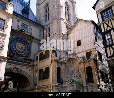 Rouen Frankreich Gros-Horloge Astronomische Uhr aus dem 14. Jahrhundert auf Renaissance-Bogen Uhrwerk im Jahr 1389 gemacht, so dass es die älteste funktionierende Uhr ein Stockfoto