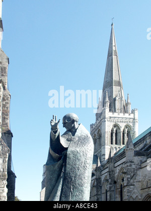 Bronze Statue der Schutzheiligen Richard mit Turm und die Turmspitze der anglikanischen Kathedrale von Chichester West Sussex England Großbritannien Stockfoto