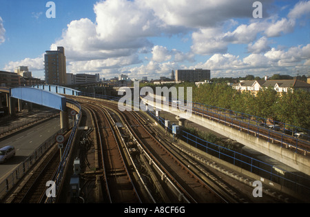 Blick auf Stadt und Bahn Linien kreuzen die A13 von Fußgängerbrücke an der Pappel Station Tower Hamlets, East London. Stockfoto