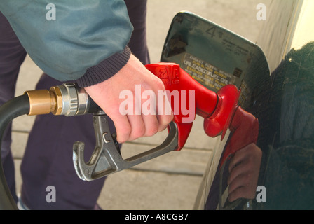 Ein kleines Auto mit Benzin an der Tankstelle Befüllen Stockfoto