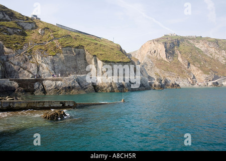 UK Lundy Island Besucher zu Fuß entlang der neuen Straße von der Landung Strand zum Dorf Stockfoto